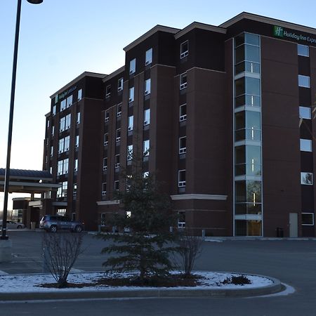 Holiday Inn Express & Suites Cold Lake By Ihg מראה חיצוני תמונה