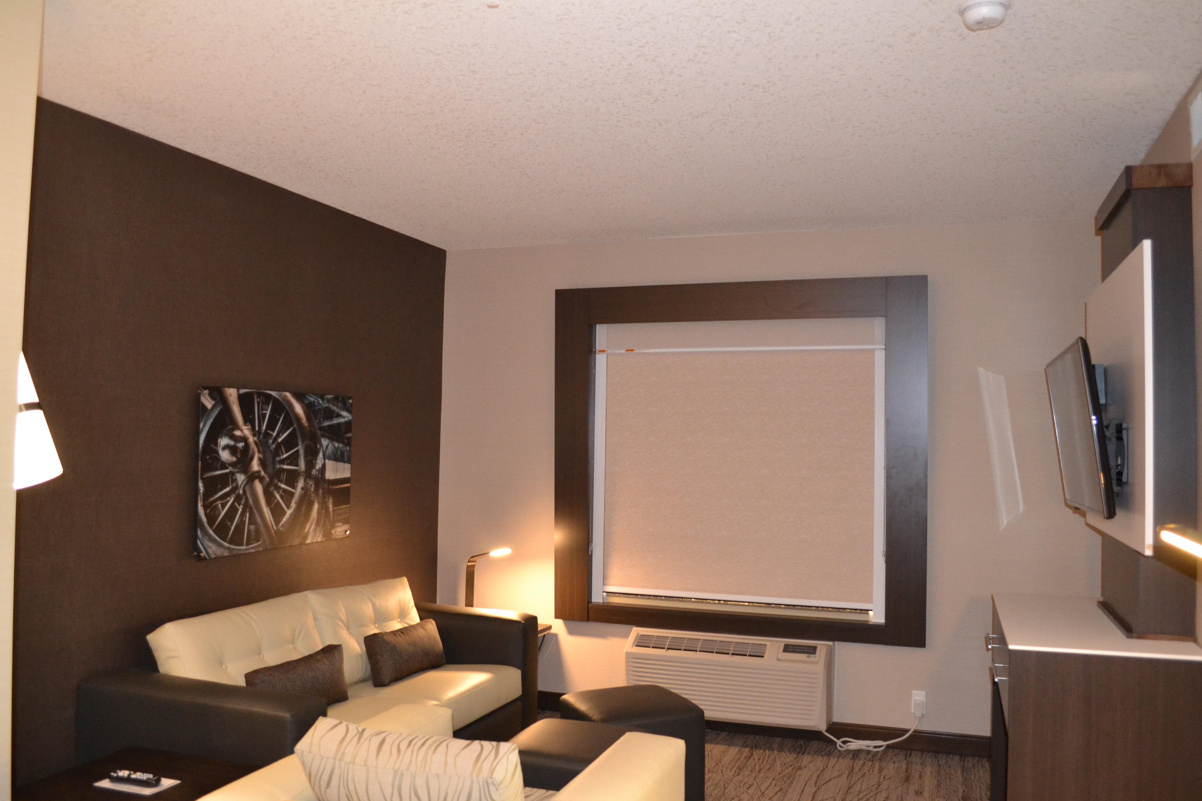 Holiday Inn Express & Suites Cold Lake By Ihg מראה חיצוני תמונה