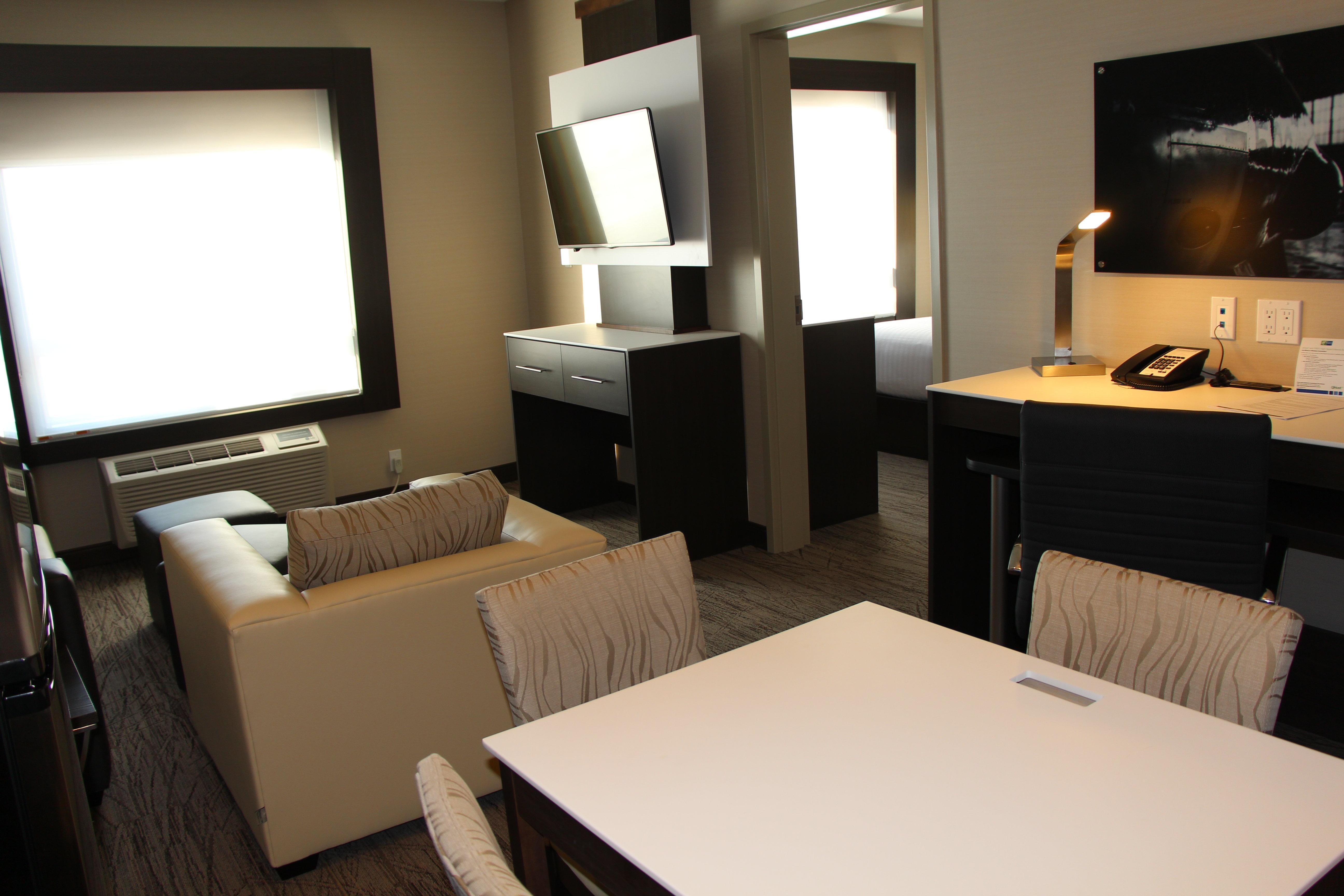 Holiday Inn Express & Suites Cold Lake By Ihg מראה חיצוני תמונה