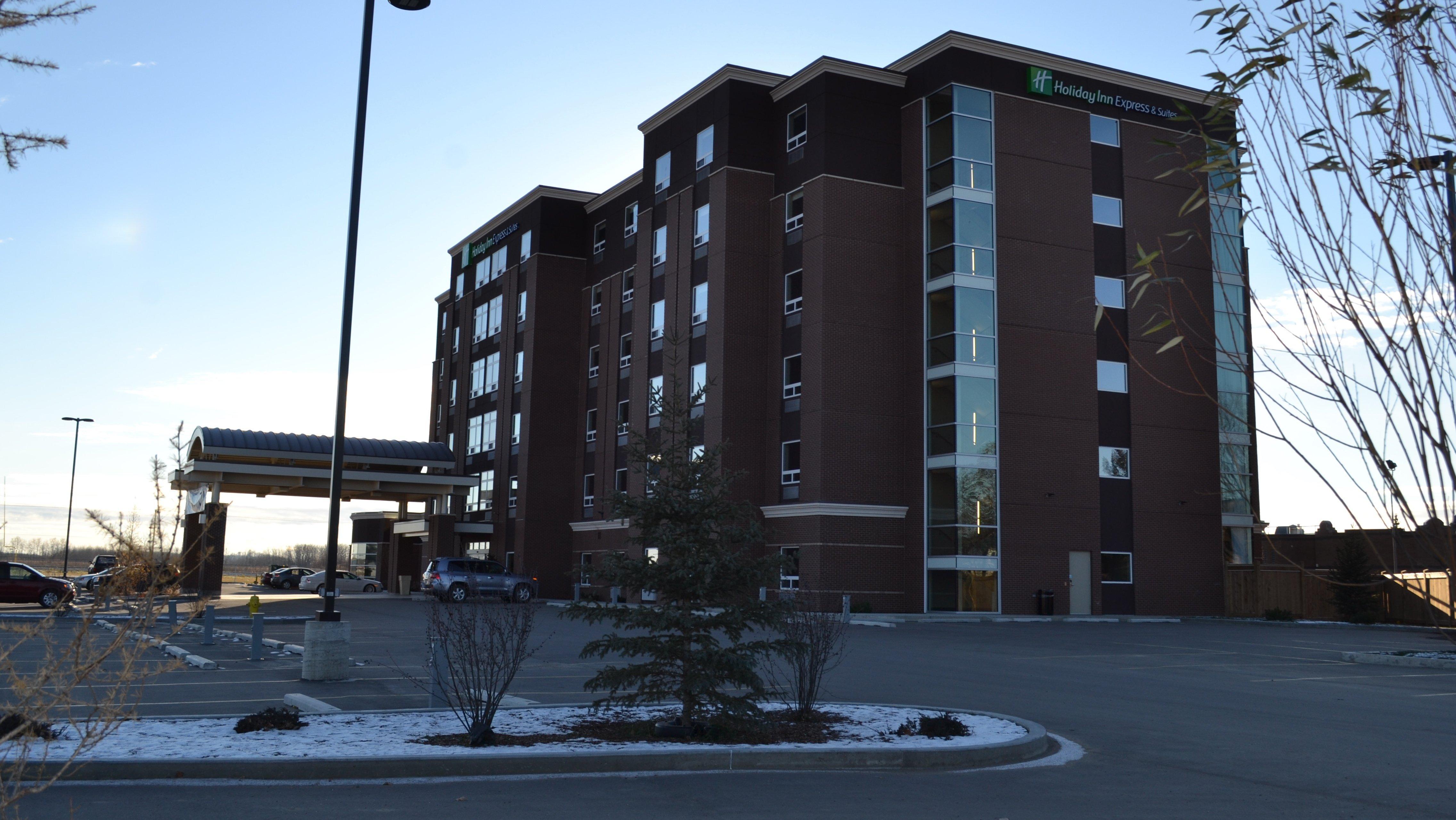 Holiday Inn Express & Suites Cold Lake By Ihg מראה חיצוני תמונה