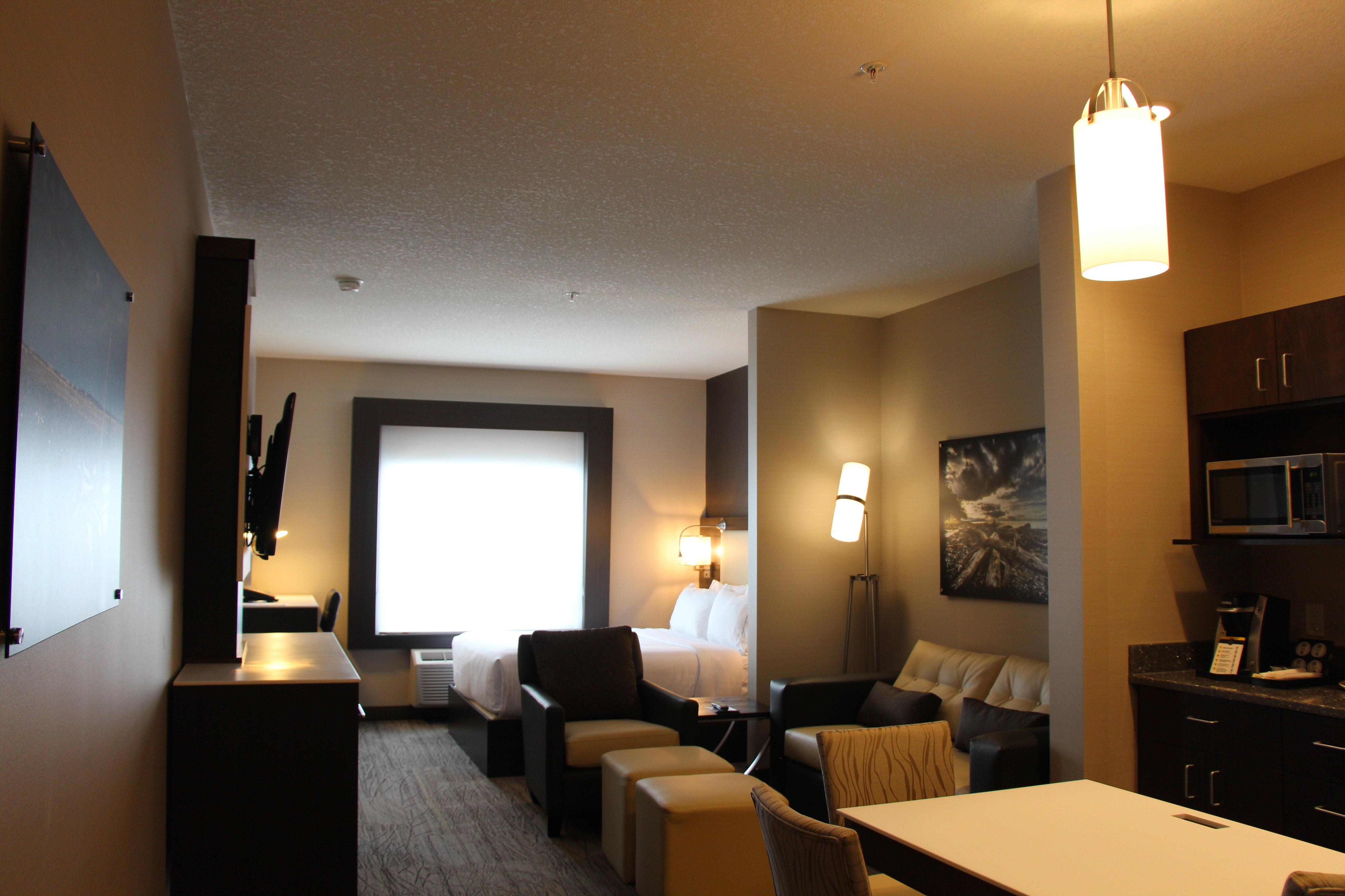 Holiday Inn Express & Suites Cold Lake By Ihg מראה חיצוני תמונה