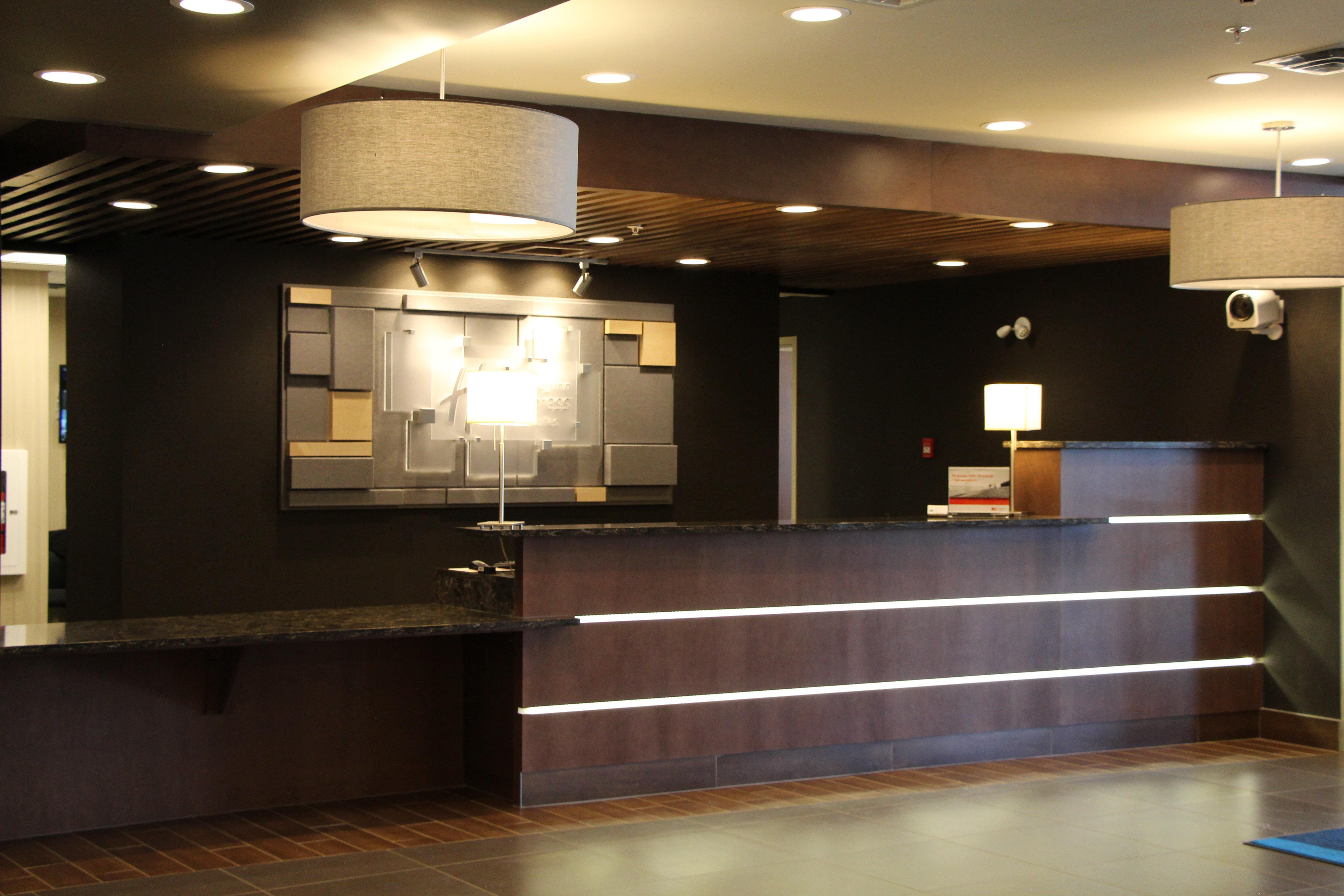 Holiday Inn Express & Suites Cold Lake By Ihg מראה חיצוני תמונה