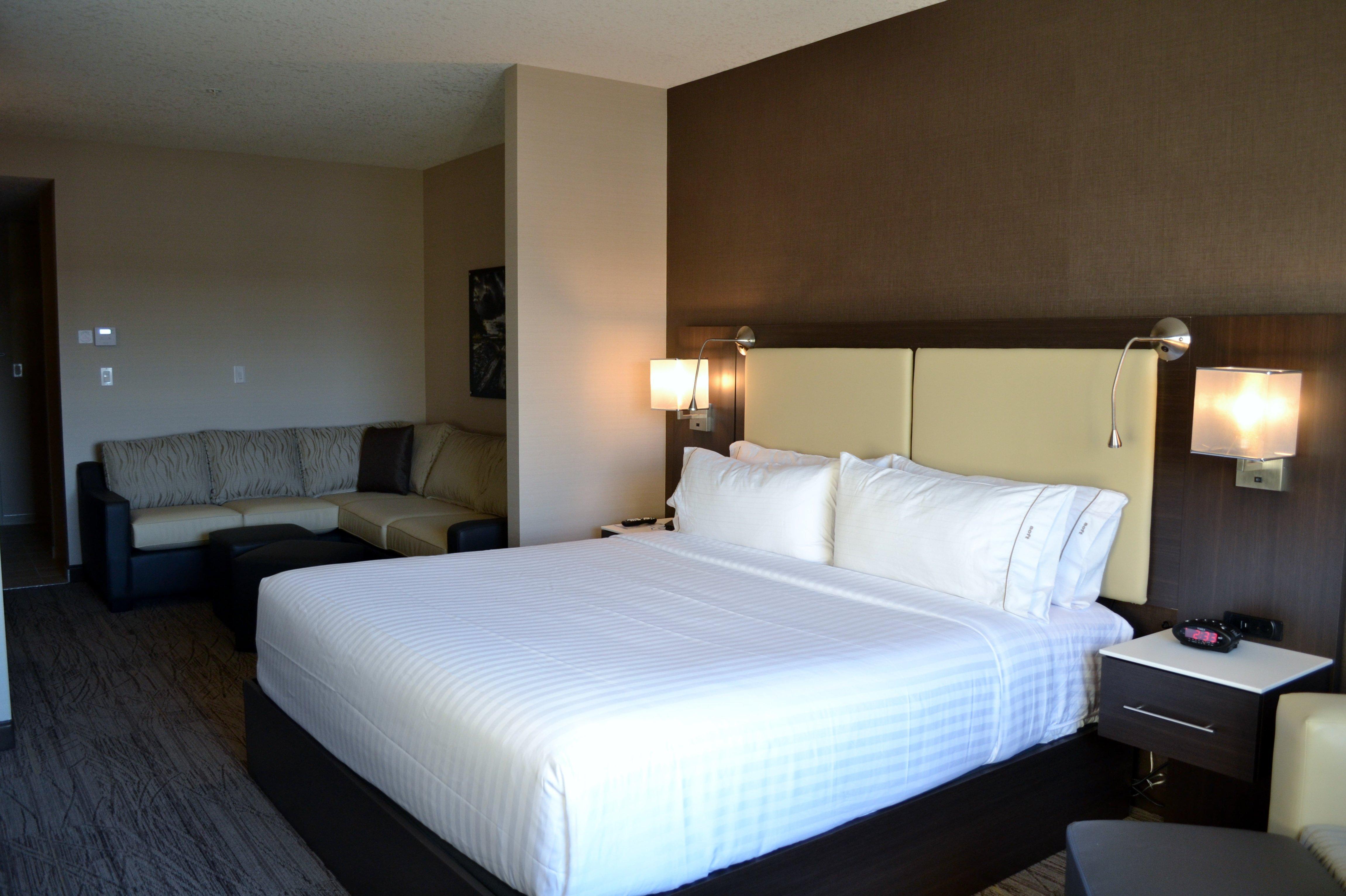 Holiday Inn Express & Suites Cold Lake By Ihg מראה חיצוני תמונה