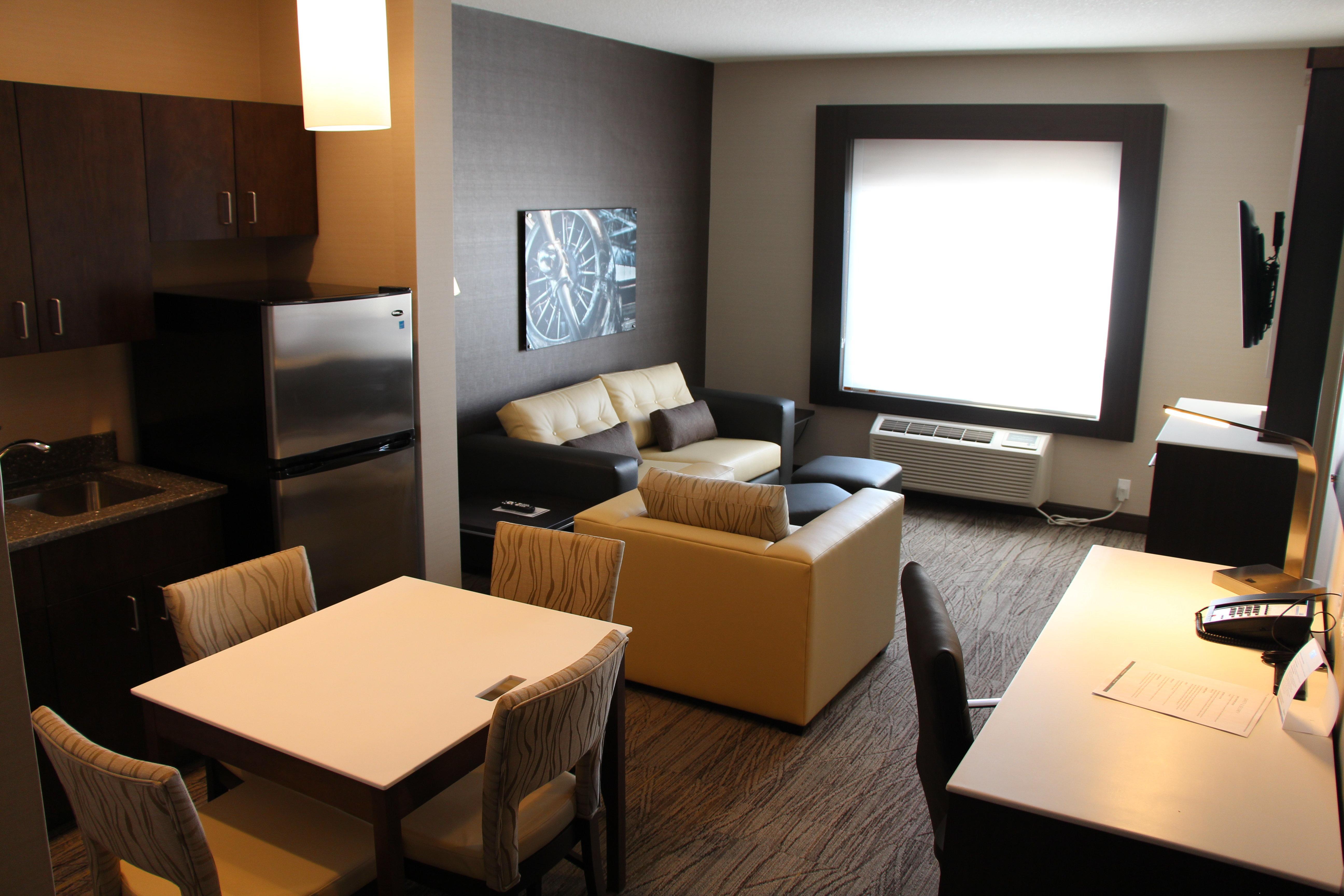 Holiday Inn Express & Suites Cold Lake By Ihg מראה חיצוני תמונה