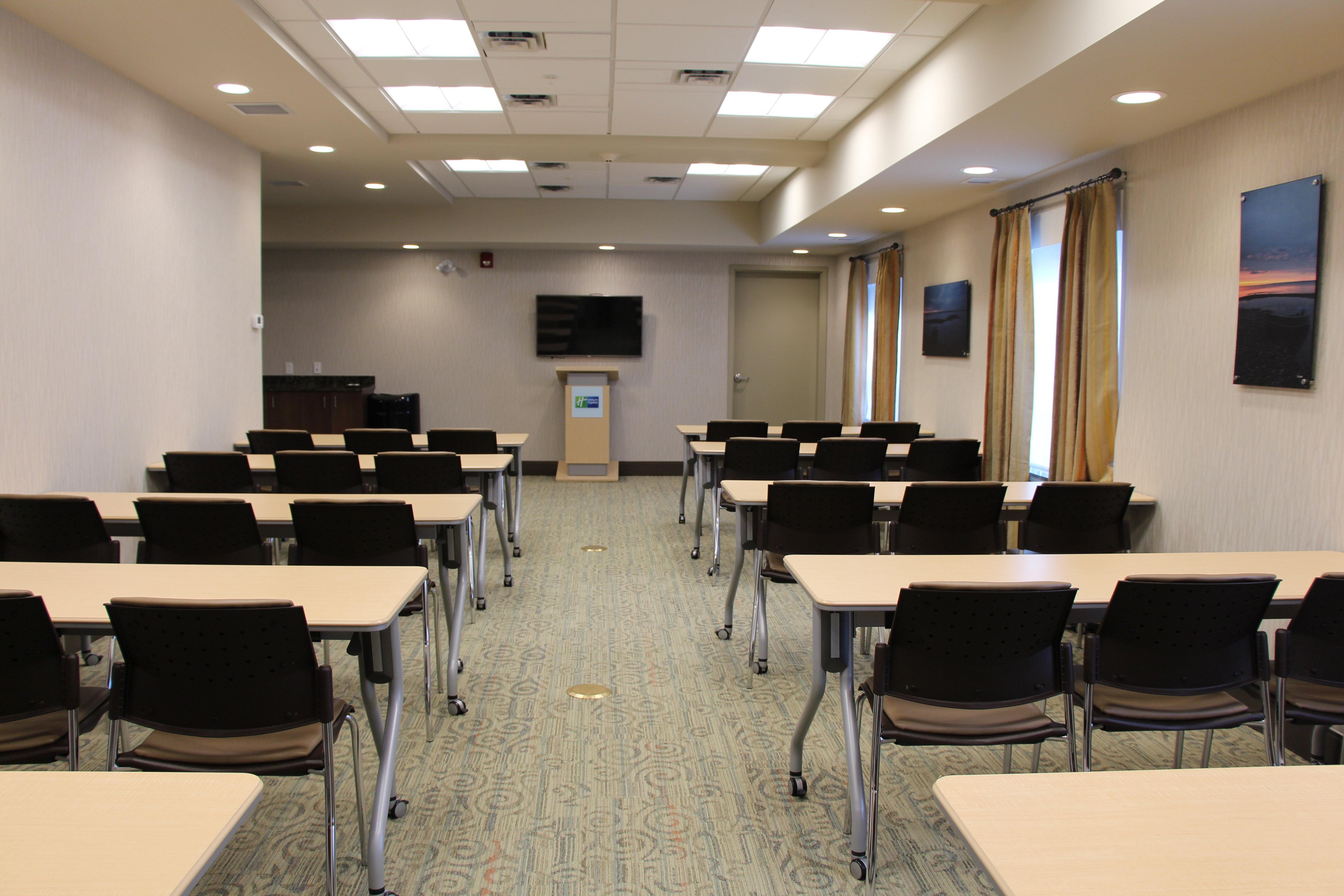 Holiday Inn Express & Suites Cold Lake By Ihg מראה חיצוני תמונה