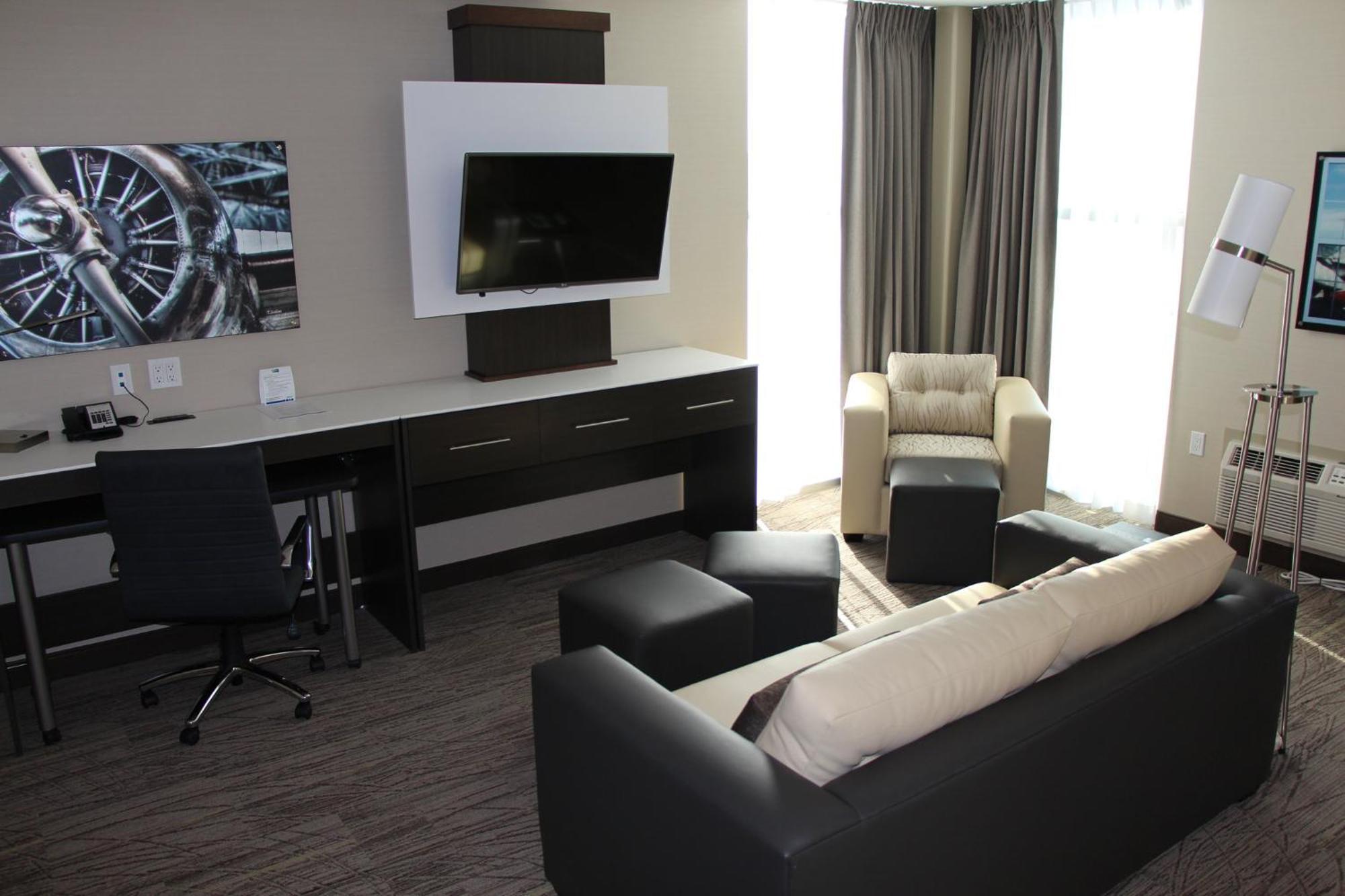 Holiday Inn Express & Suites Cold Lake By Ihg מראה חיצוני תמונה