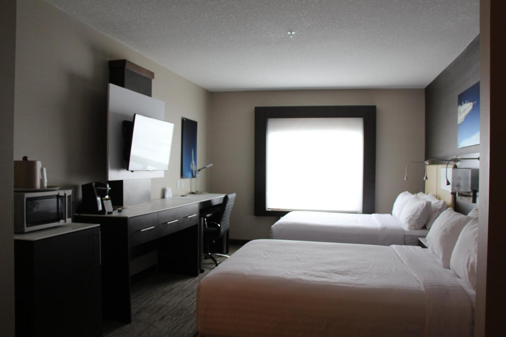 Holiday Inn Express & Suites Cold Lake By Ihg מראה חיצוני תמונה