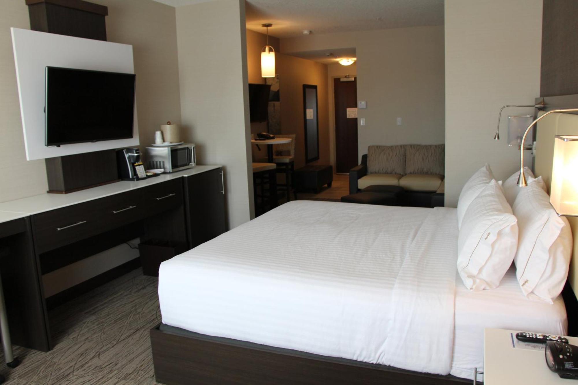 Holiday Inn Express & Suites Cold Lake By Ihg מראה חיצוני תמונה
