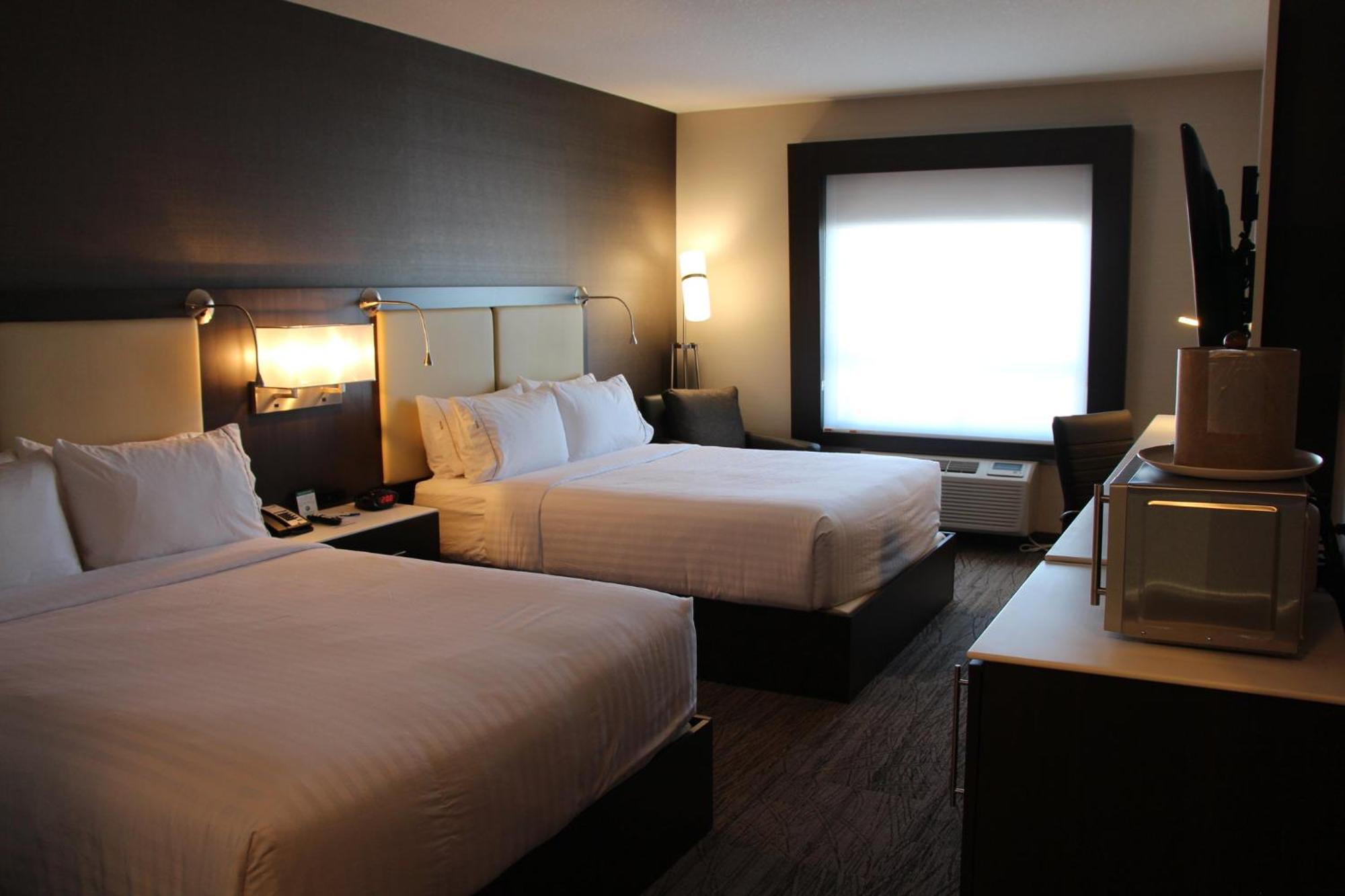 Holiday Inn Express & Suites Cold Lake By Ihg מראה חיצוני תמונה