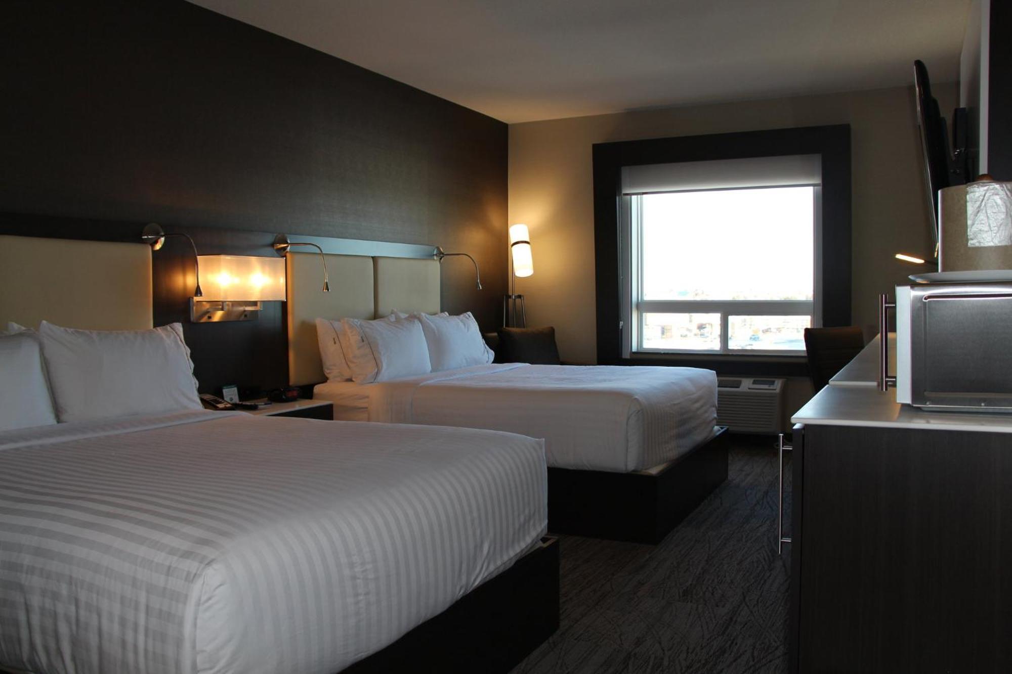 Holiday Inn Express & Suites Cold Lake By Ihg מראה חיצוני תמונה