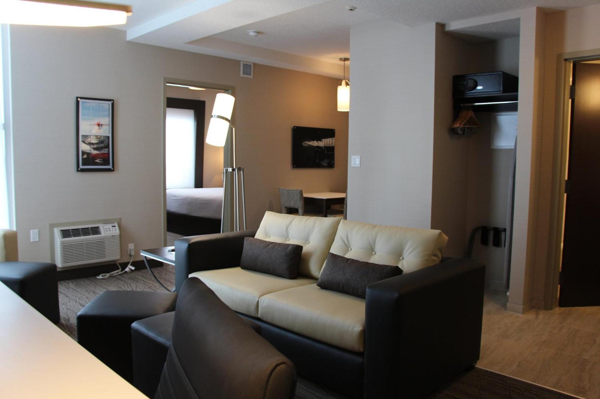 Holiday Inn Express & Suites Cold Lake By Ihg מראה חיצוני תמונה