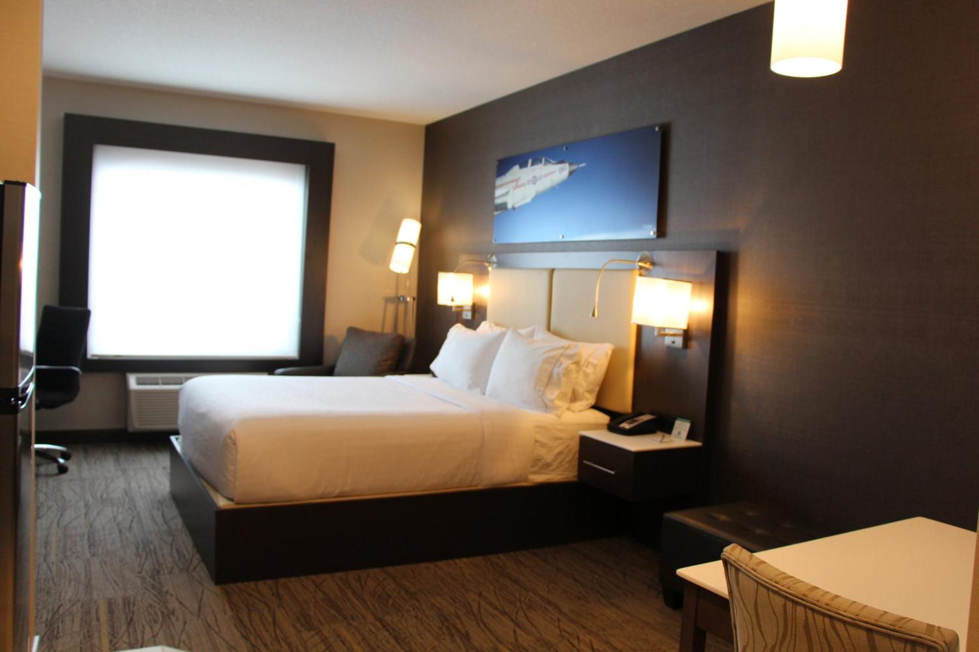 Holiday Inn Express & Suites Cold Lake By Ihg מראה חיצוני תמונה