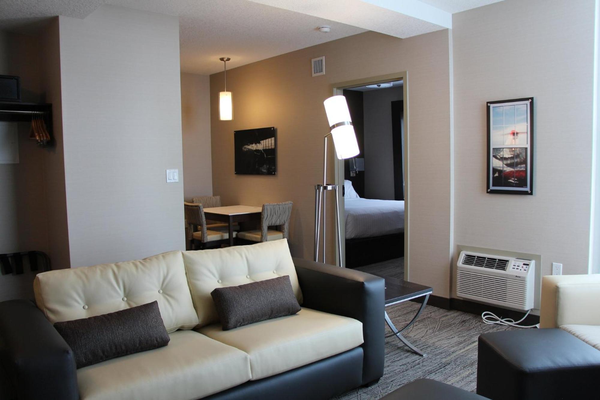 Holiday Inn Express & Suites Cold Lake By Ihg מראה חיצוני תמונה