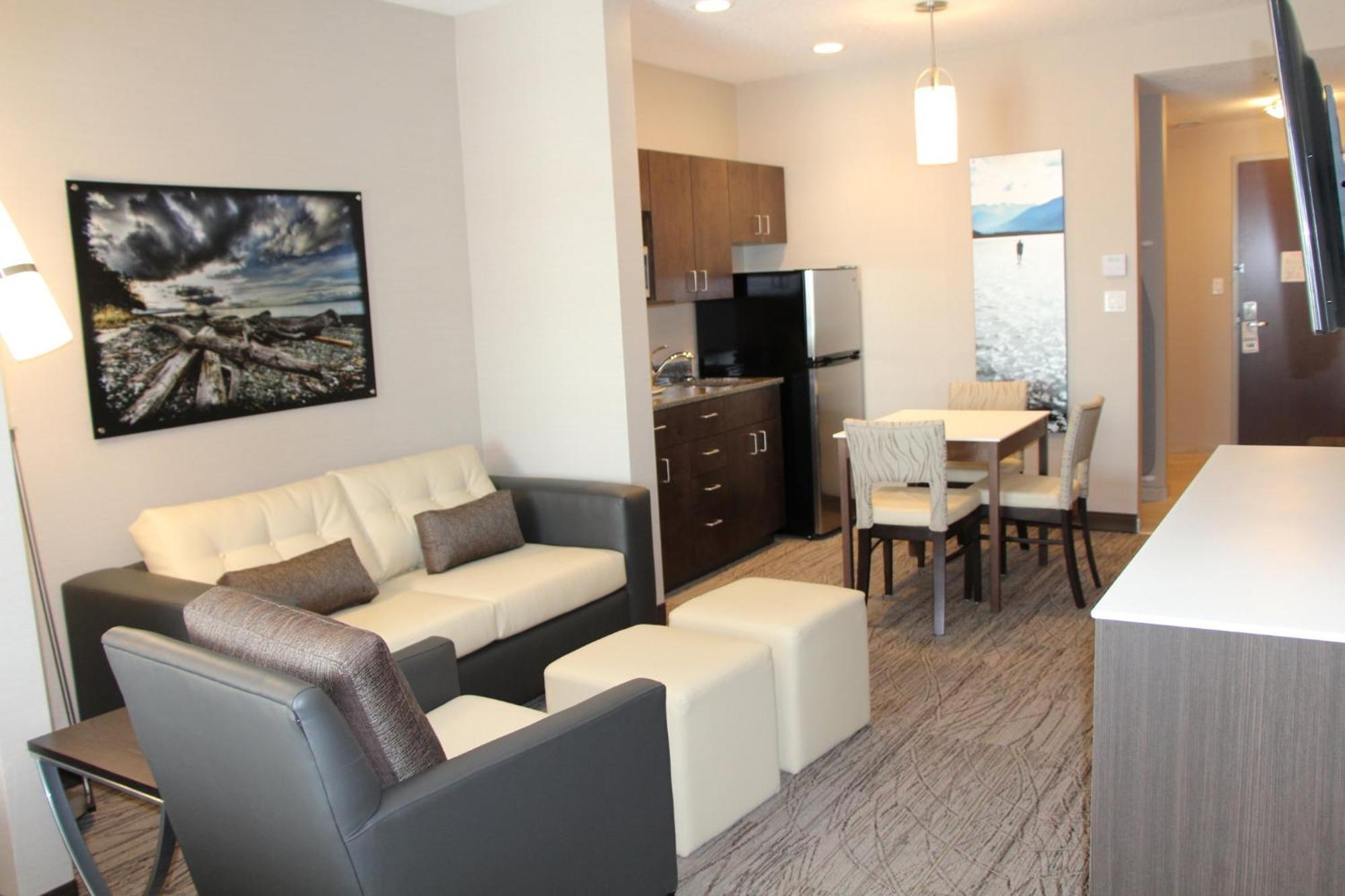 Holiday Inn Express & Suites Cold Lake By Ihg מראה חיצוני תמונה